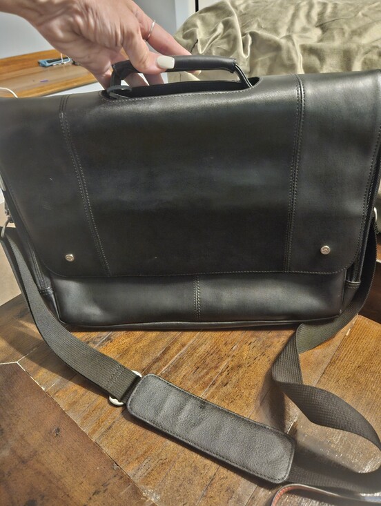 Kenneth Cole Reaction Other - Kenneth Cole Reaction Leather Flapover 16.0" Computer Business Crossbody